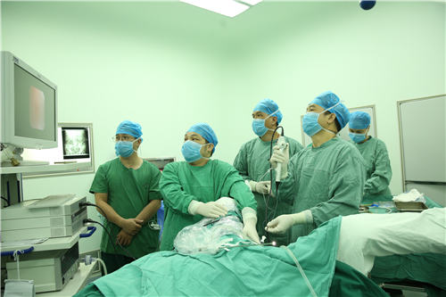 无需“戳洞取石”——北流市人民医院首例输尿管软镜钬激光碎石术