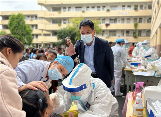 我院组织医护人员参加北流市核酸筛查主动监测工作