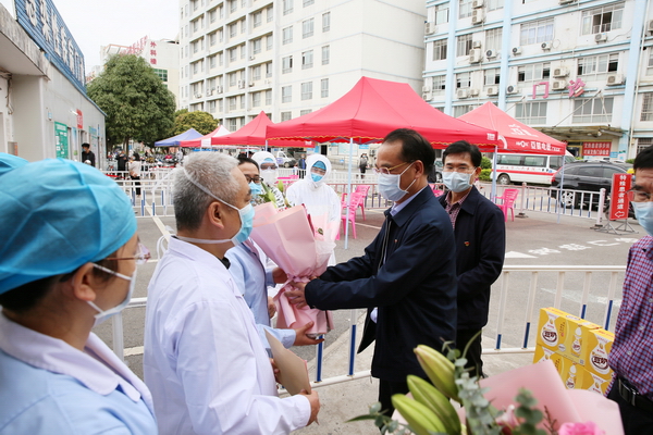 北流市委常委、组织部部长张进强走访慰问我院新冠肺炎疫情防控一线医务工作者